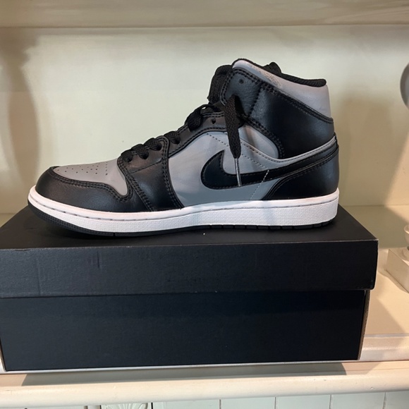 Jordan 1 Mid Shadow Red (Men’s 7.5) - Picture 4 of 6